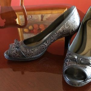 Black/grey leather pumps